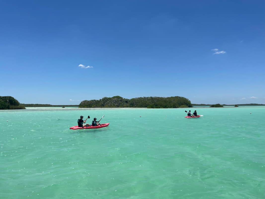 Baawe Bacalar - Kayaks on the turquoise lagoon